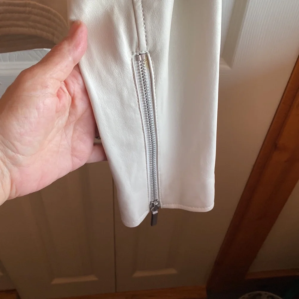G.I.L.I. EUC Fitted Lined Zipper Close Leather Jacket Size 12 - Picture 8 of 11